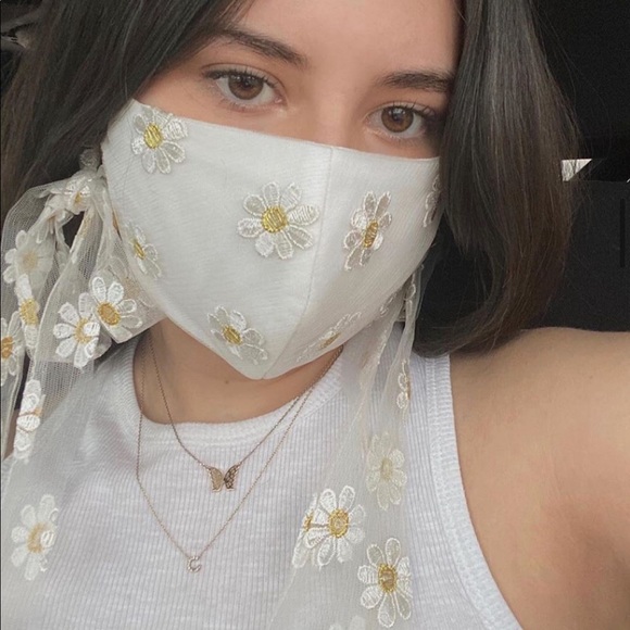 Lirika Matoshi Daisy Face Mask - Picture 1 of 2
